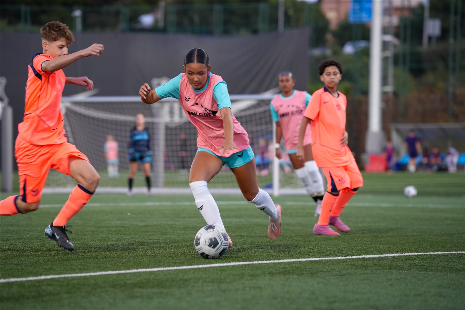 Chicos de Odisea Tours jugando en FC Barcelona